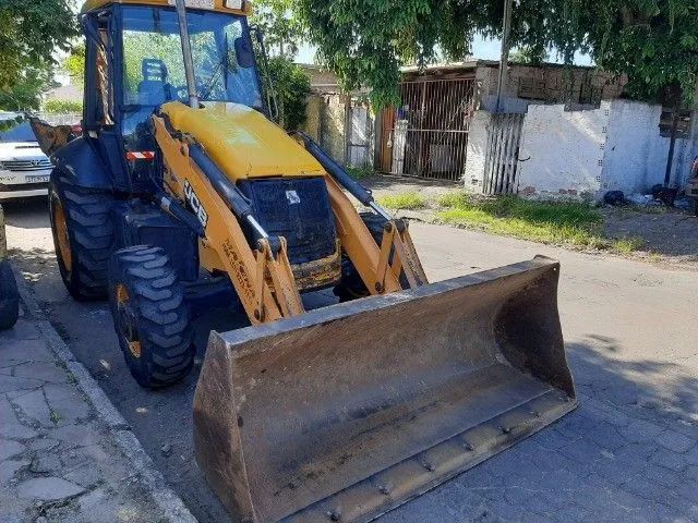 Retroescavadeira JCB 3C Plus 2011 emplacada Traçada 4x4