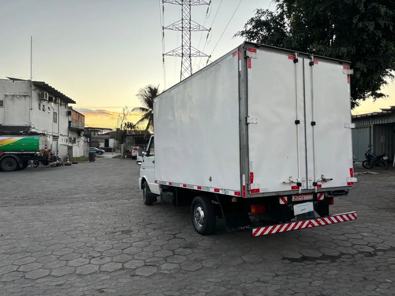 Iveco Daily 3513 ano 2005/2006 no bau rodagem simples categoria B - Foto 7
