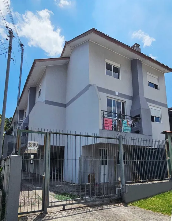 Excelente sobrado triplex mobiliado no Bairro Colina Sorriso! Conta com 02 dormitórios (se