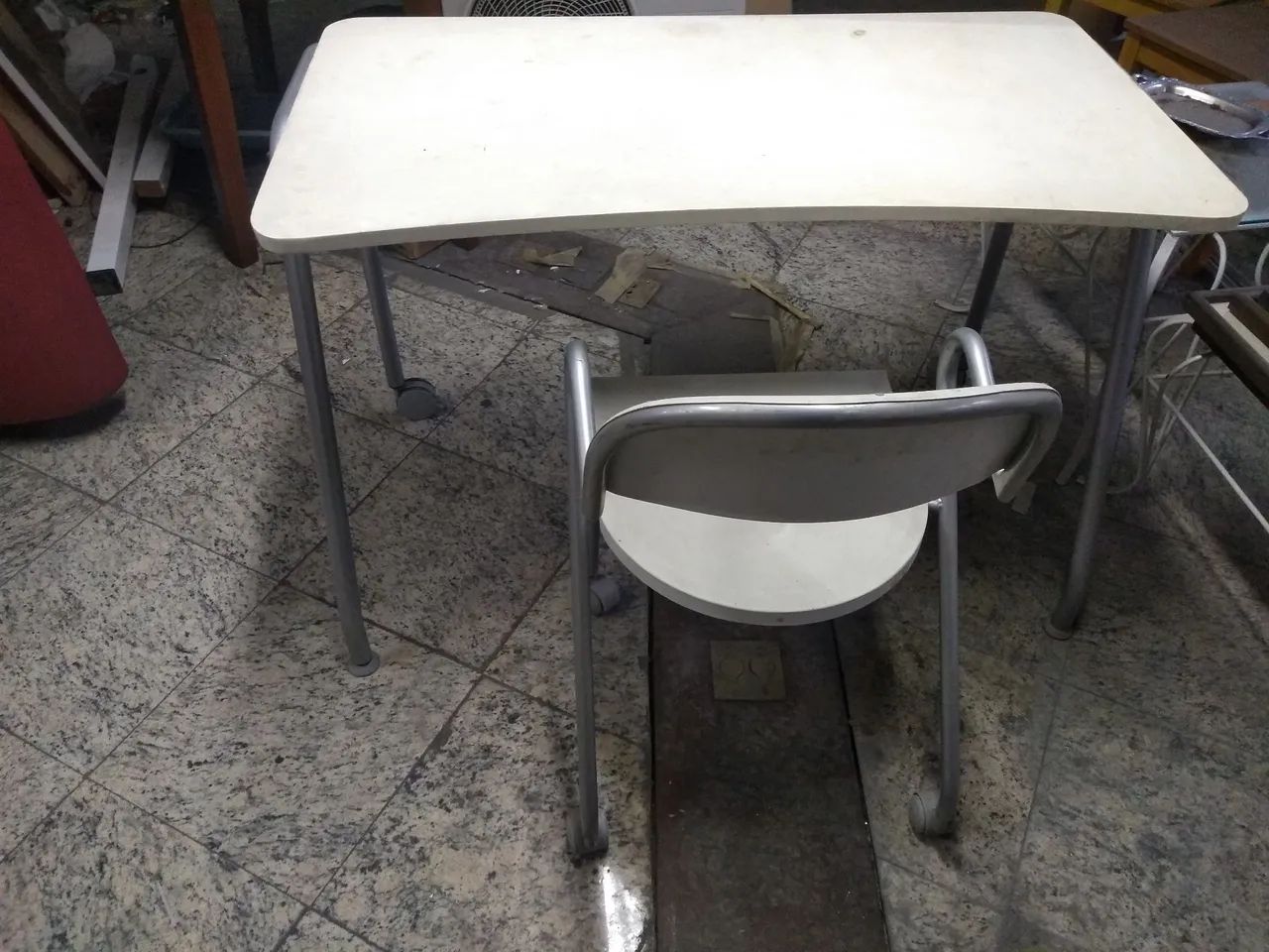 Mesa de Escritório com Cadeira