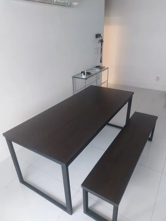 Mesa de jantar com banco em madeira e metal