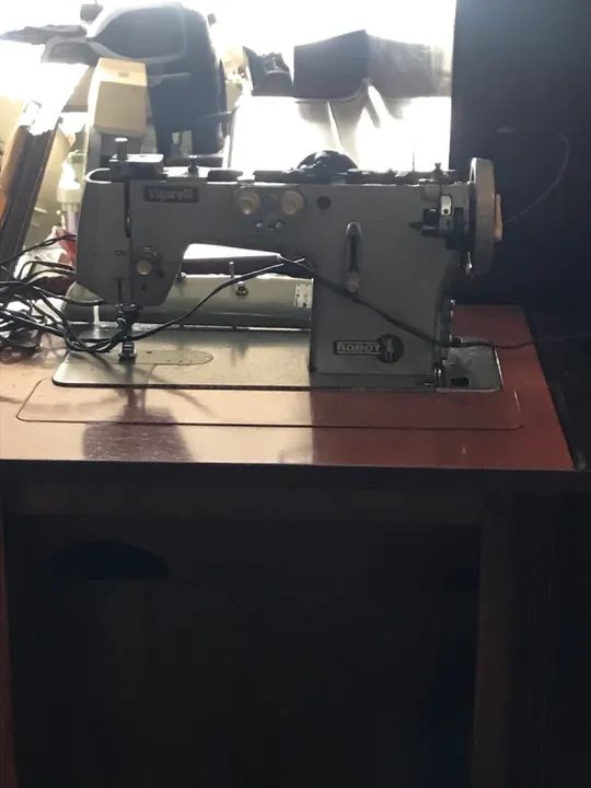 Máquina de Costura Vigorelli Antiga Com Mesa de Madeira  - Foto 2