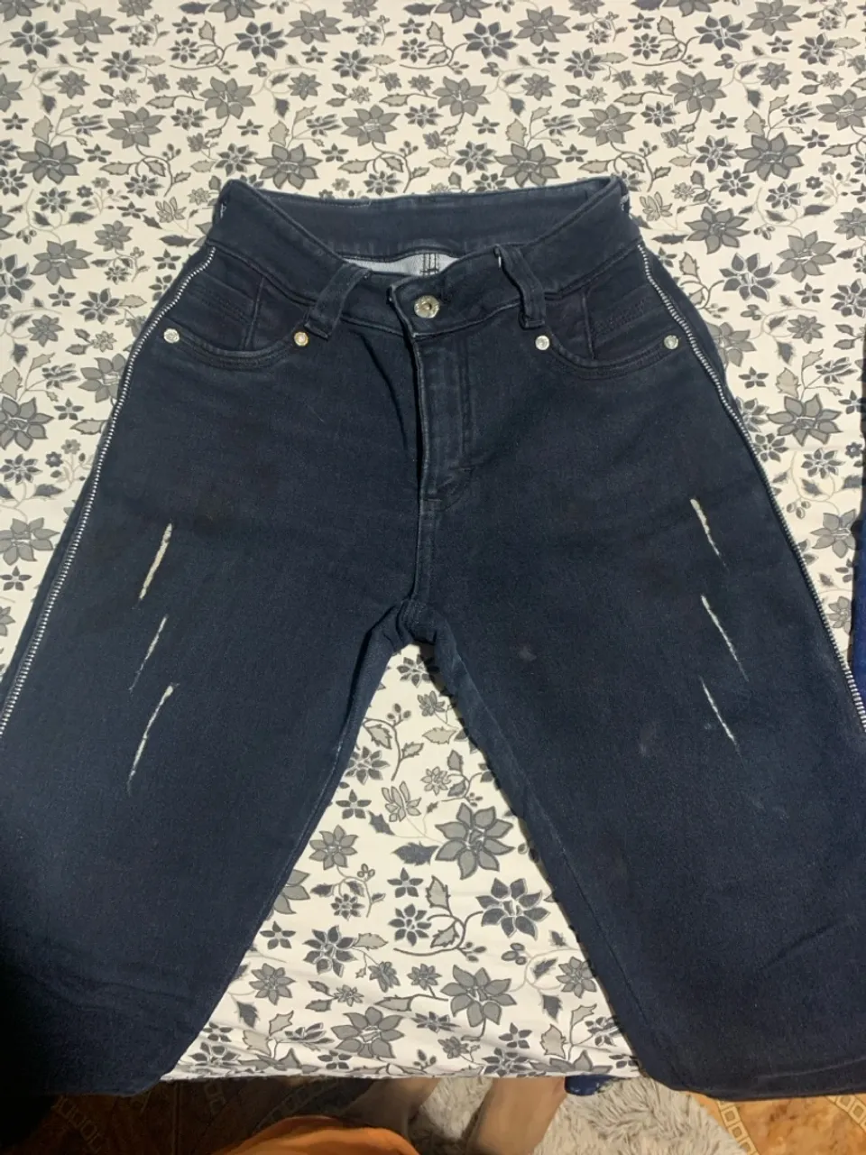 Calça Jeans Feminina com Detalhes