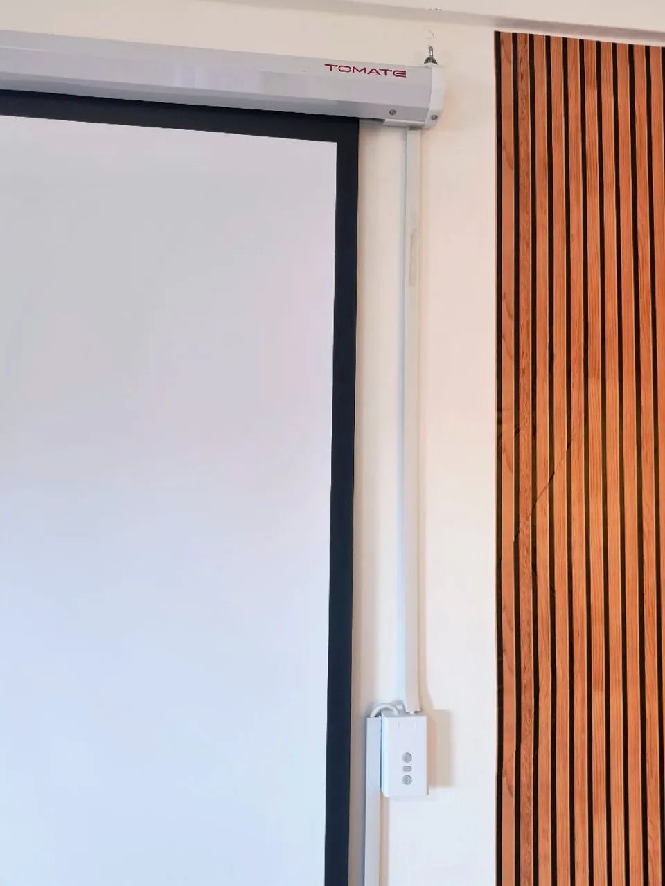 Projetor Dell + tela retrátil 64297491448065122