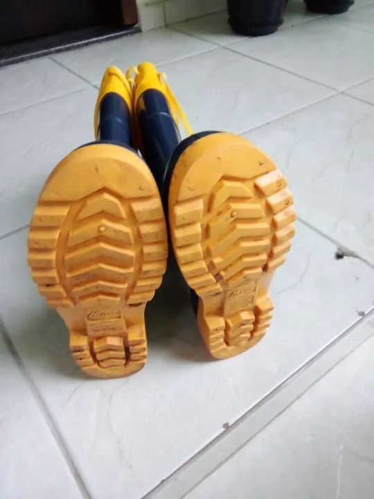 Botas de Chuva Azul com Detalhe Amarelo - Foto 2
