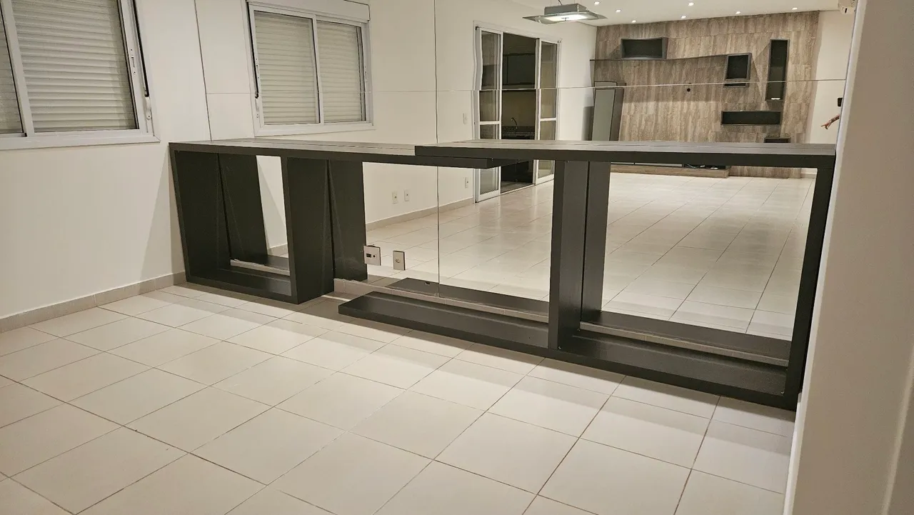 Buffet com duas peças de madeira