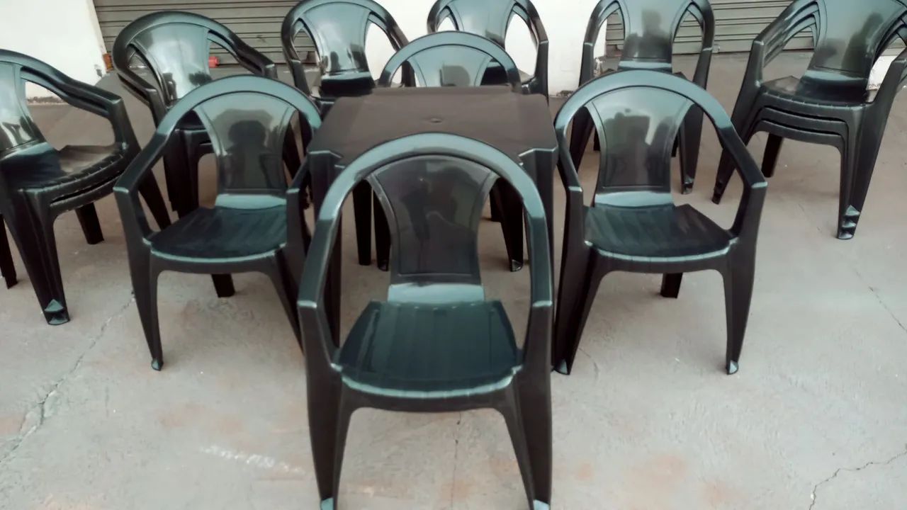 Conjunto de mesa e cadeiras de plástico preto! A única com 6 anos de garantia - Foto 3