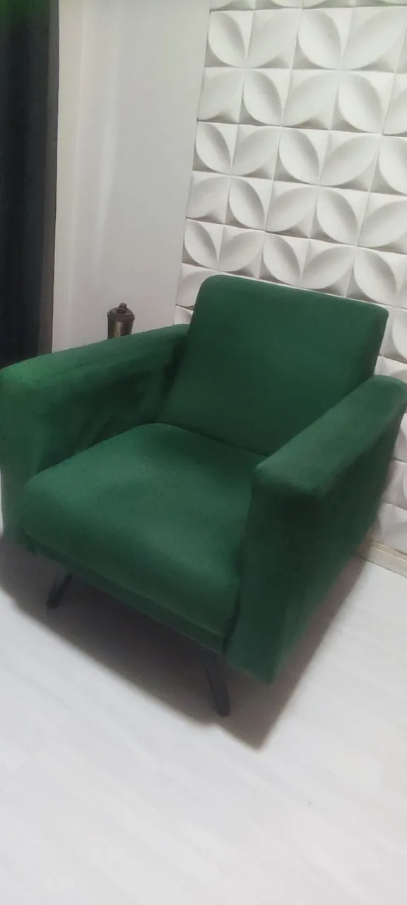 Pra hj?Poltrona Linda qualidade top com pes palito e percintas de borracha no assento