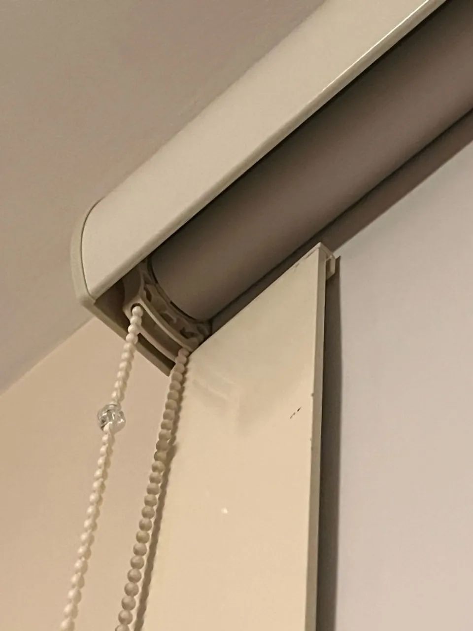 Cortina Rolo Blackout 1,80 (l) X 1,55 (a) Com Bandô Cor off-white - Foto 5