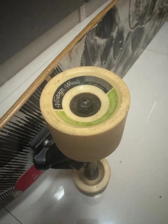 Skate Longboard com estampa de caveiras - Foto 4