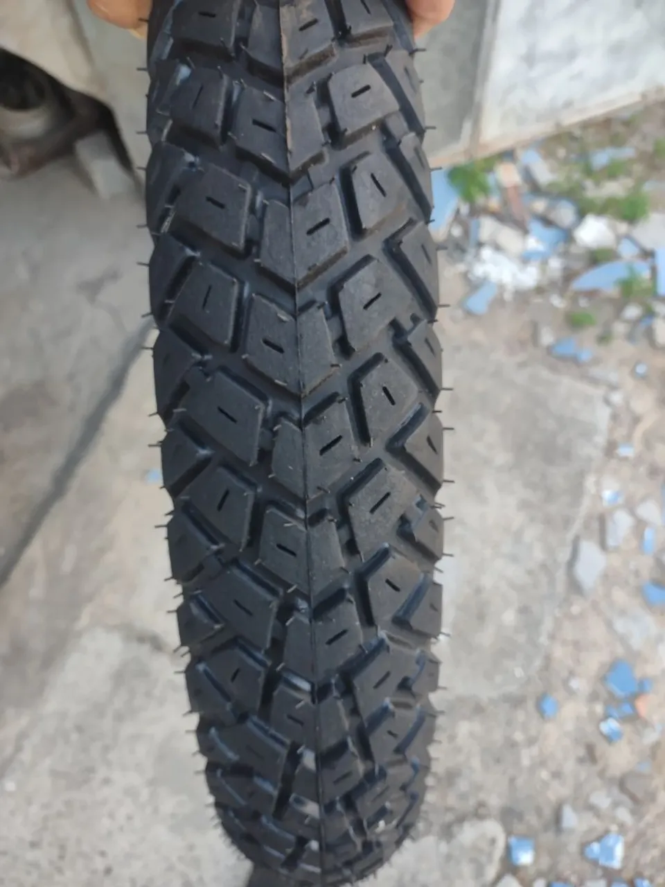VENDO PNEU DIANTEIRO BROS R$ 200,00