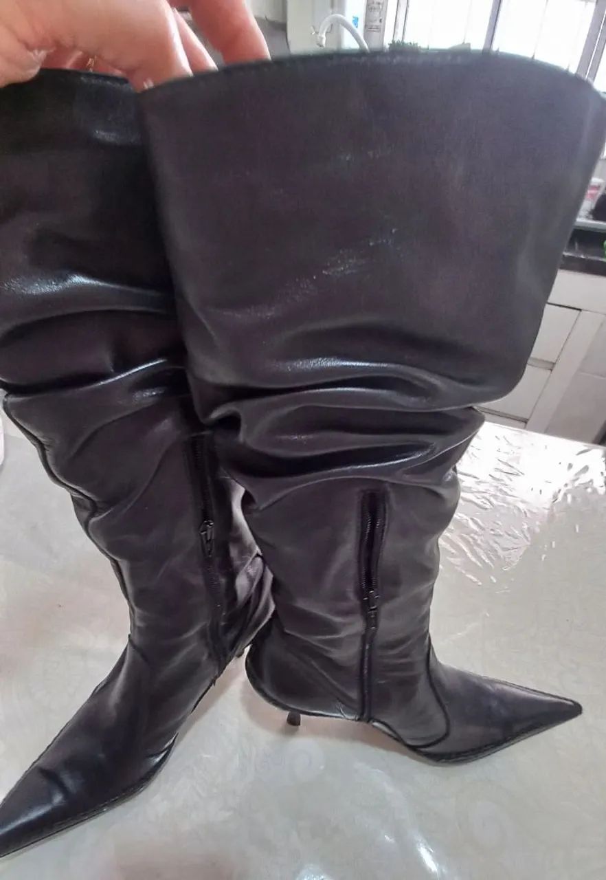 Botas de cano alto pretas em couro - Foto 2