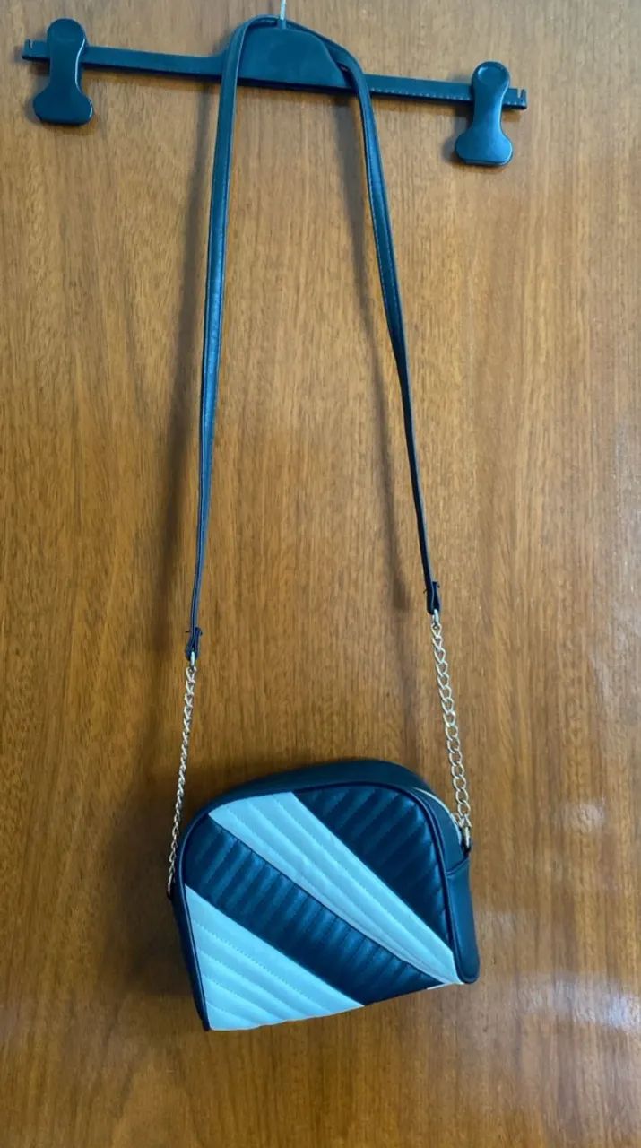 bolsa Transversal Pequena preta e Branca com Corrente - Foto 4