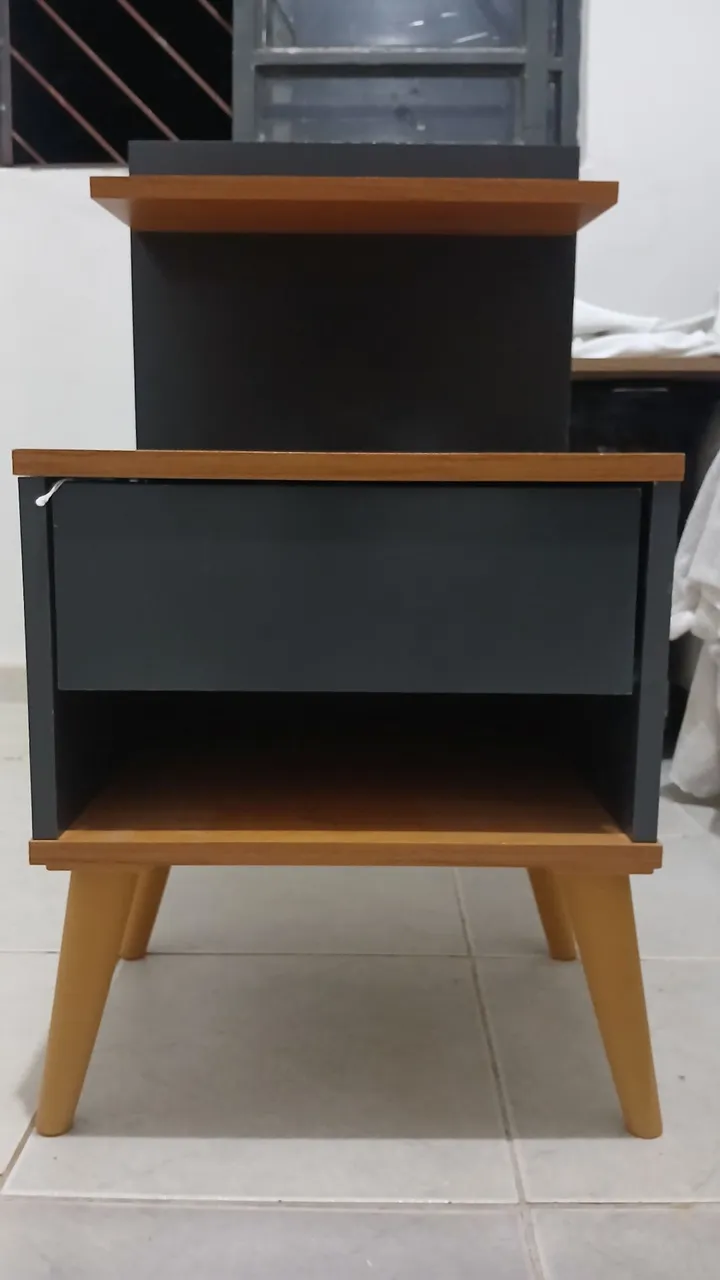 Criado mudo/Mesa de cabeceira estilo retrô com gaveta