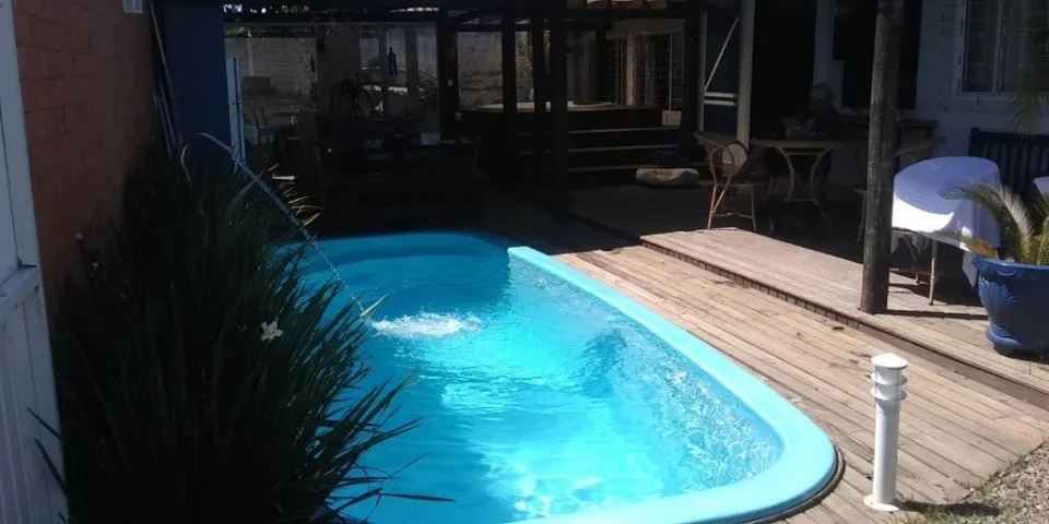 linda casa com piscina e banheira externa aquecida