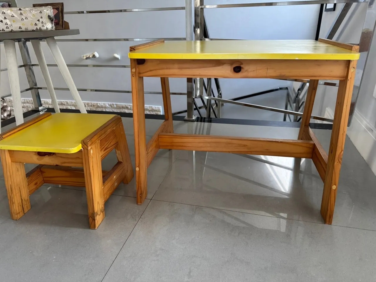 Cabeceira + mesa e banco para quarto infantil