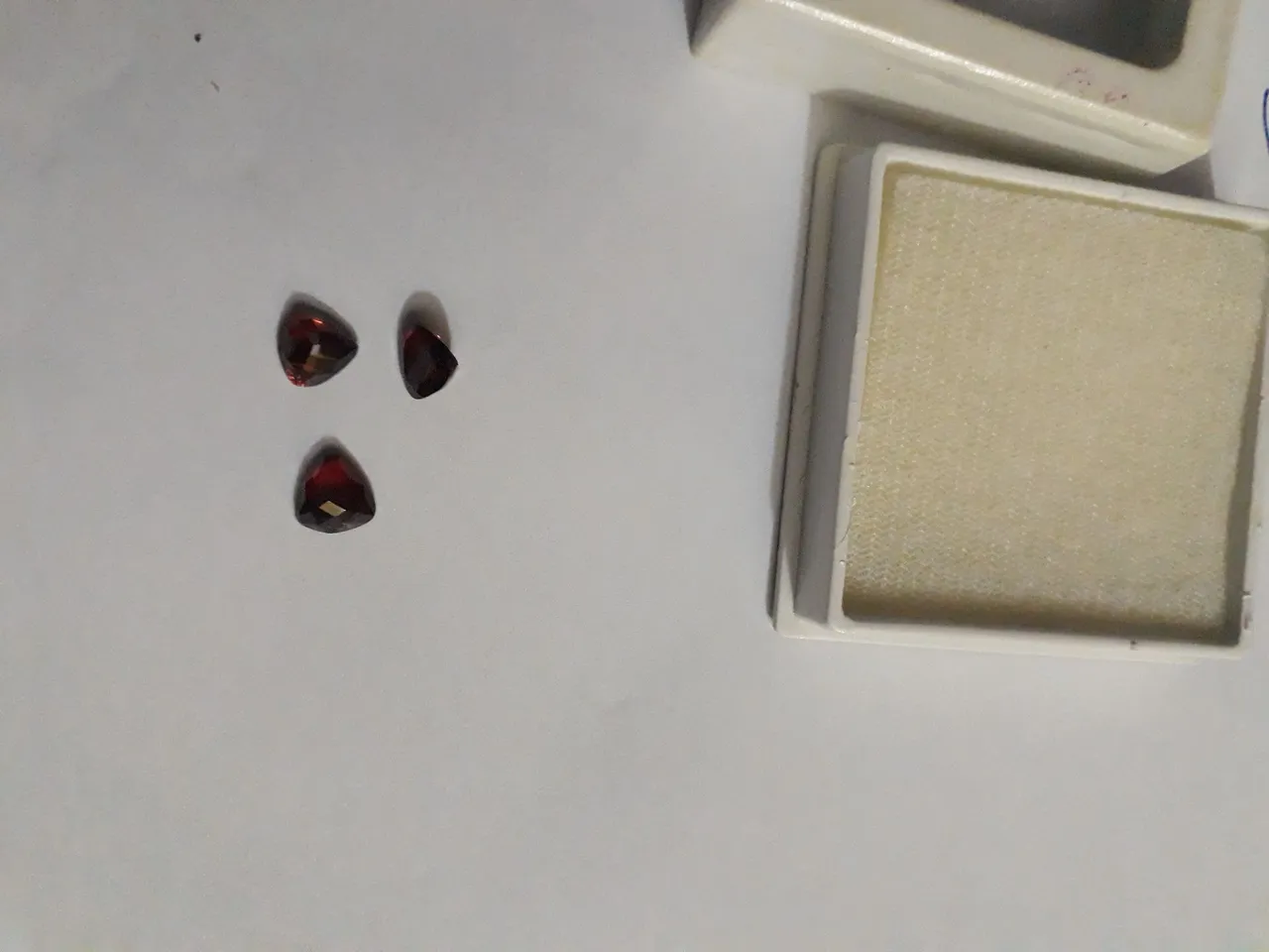 Gemas de granada lapidadas - Peças únicas