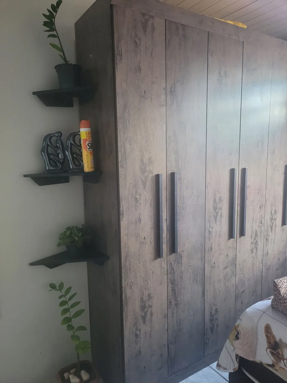 Guarda-Roupa Amadeirado com Design Moderno