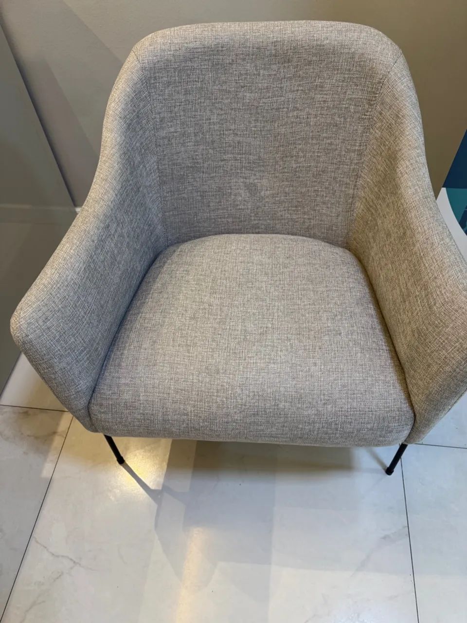 Poltrona moderna cinza com design elegante - Foto 2