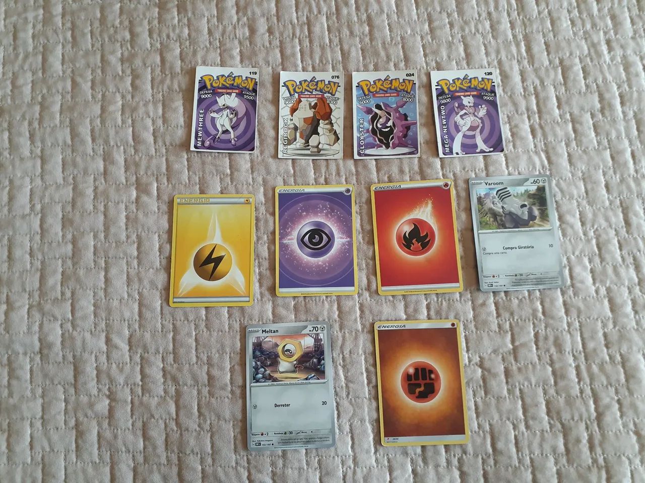 Cartas Pokémon e 4 cartas trading card game 