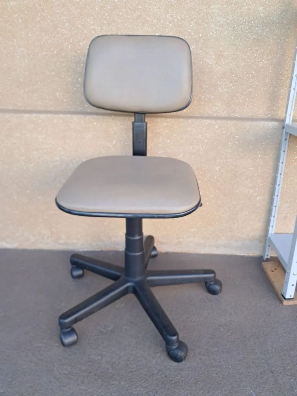 Cadeira Giratória de Escritório - Regulagem de Altura e Encosto - Foto 6