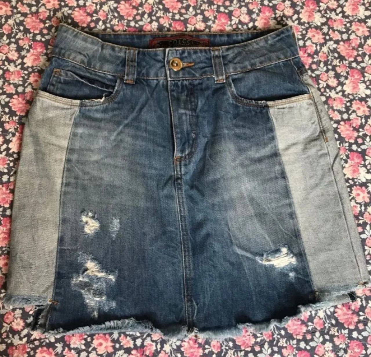 Saia Jeans com Detalhes Rasgados e Laterais em tom Claro
