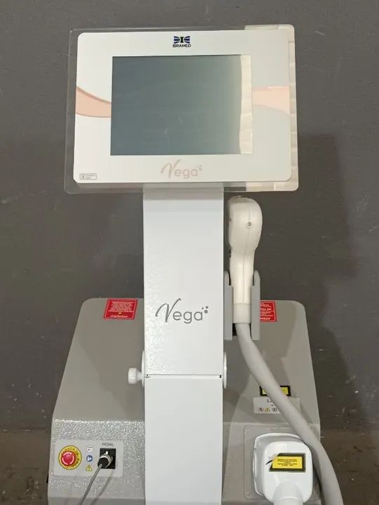 VEGA - Aparelho Laser de Alta Potência para Epilação Triple Wave