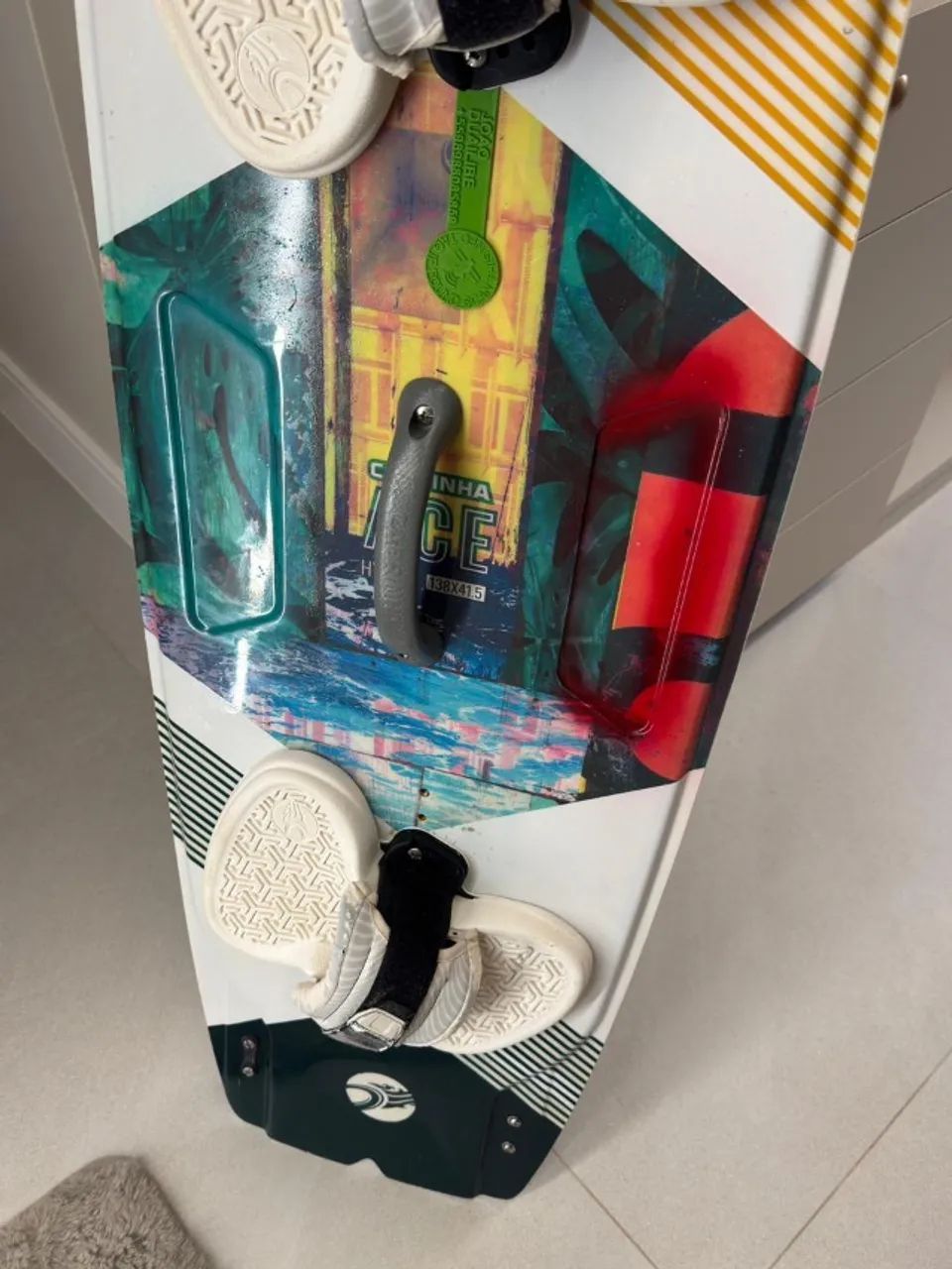 Prancha de kitesurf Cabrinha Ace Hybrid 2021, modelo bidirecional (twintip)