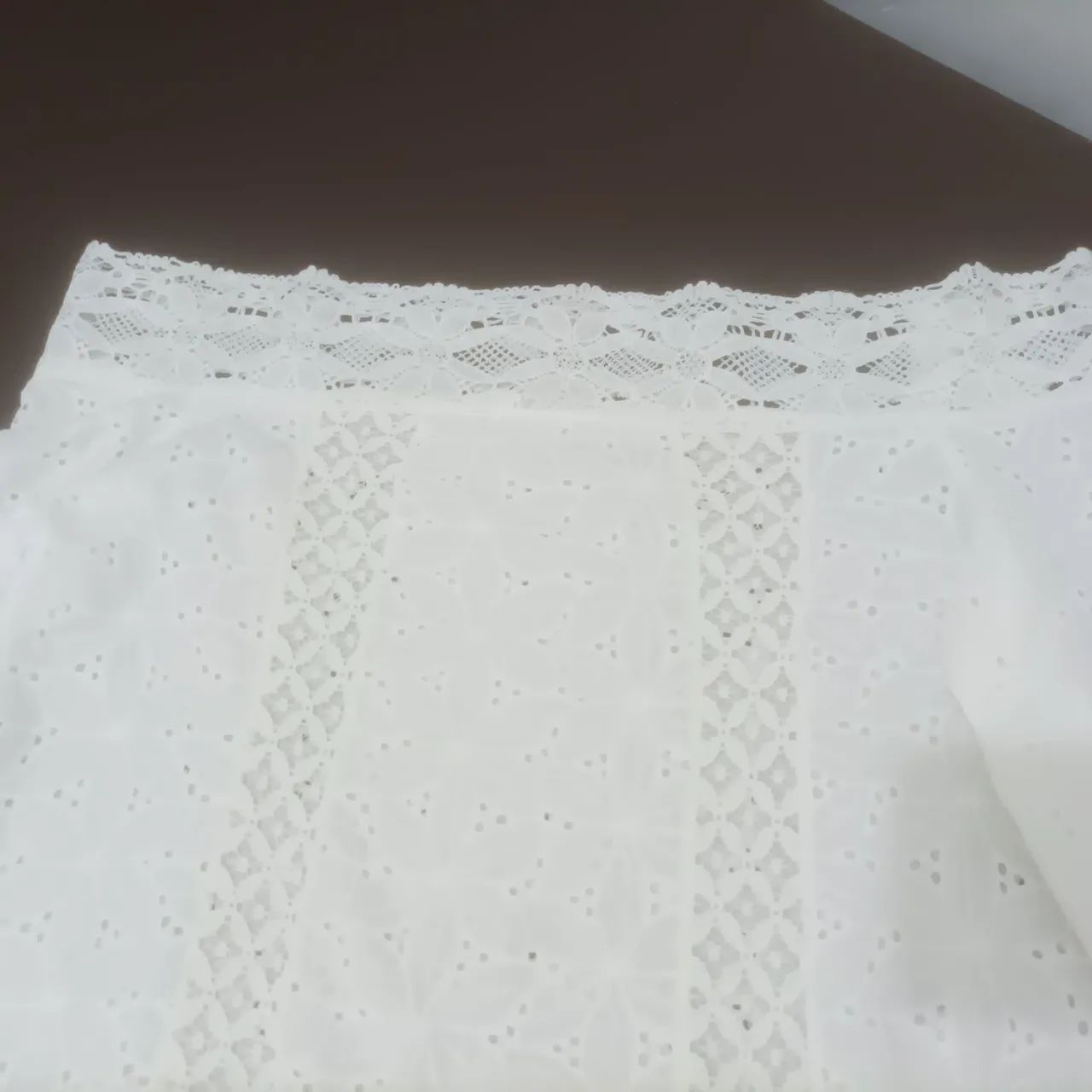 Blusa branca de algodão com detalhes em renda - Foto 4