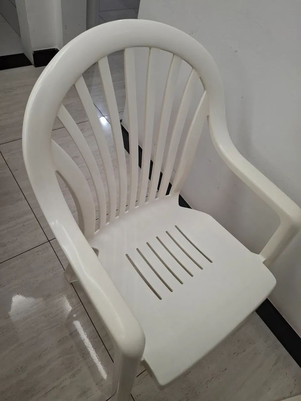 Cadeira Plástica Branca - Conforto e Praticidade - Foto 2