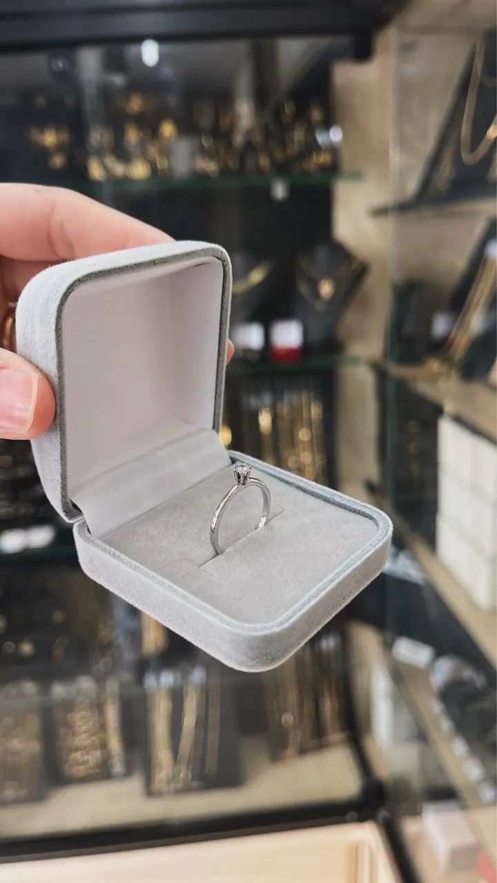 Anel de noivado em ouro branco 18k