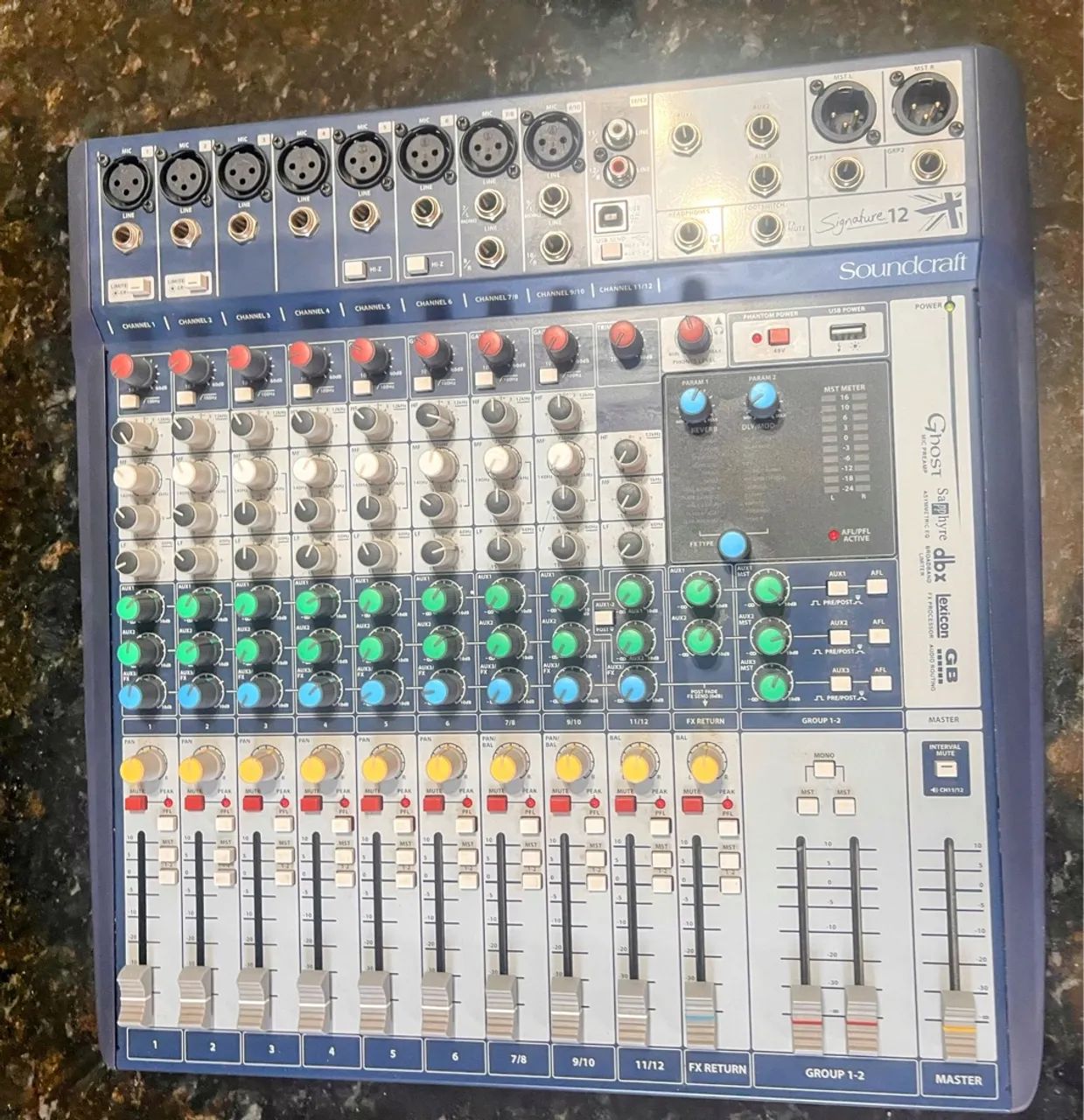 Mesa de Som Soundcraft Signature 12