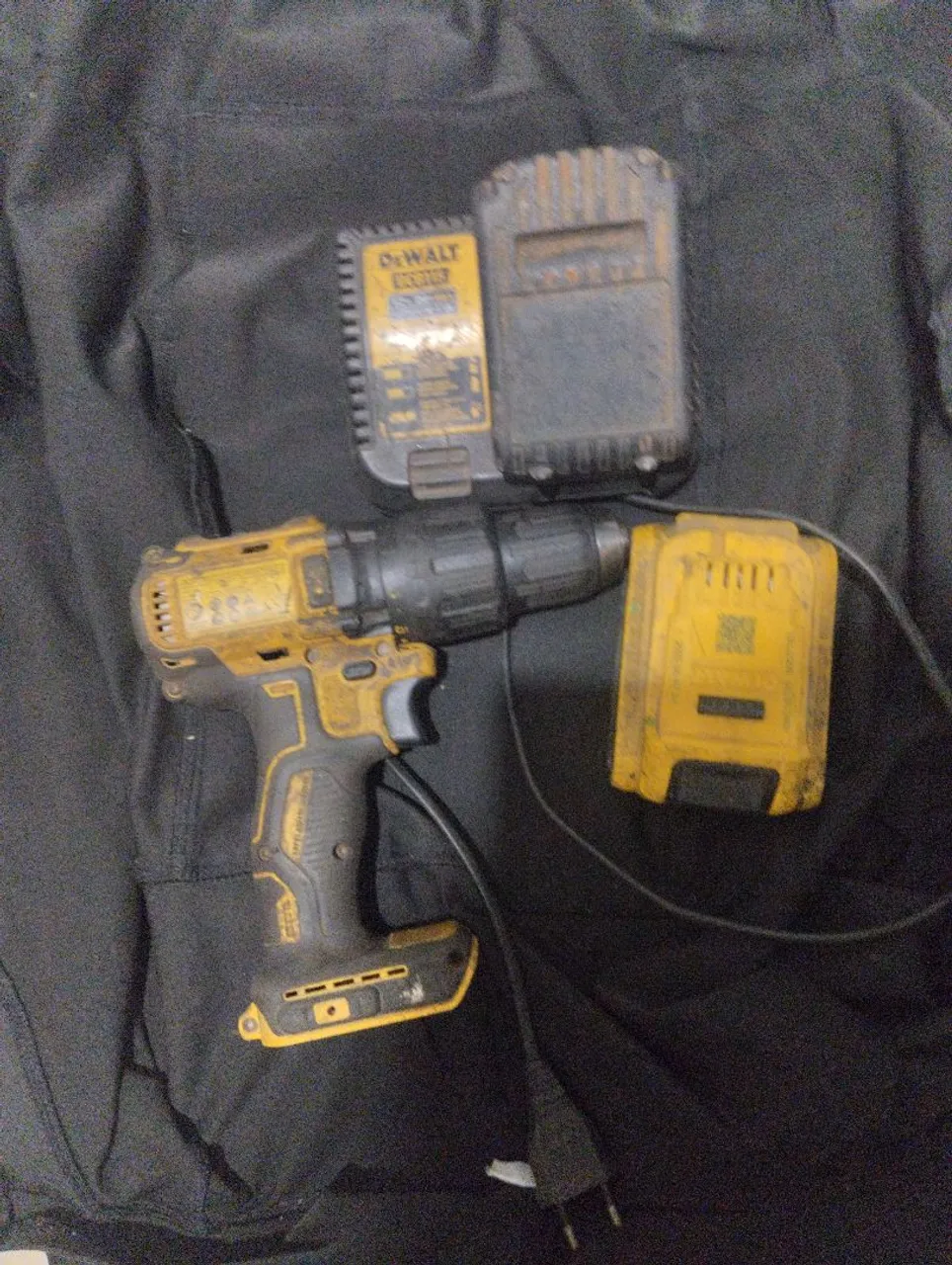 Furadeira/Parafusadeira DeWalt com bateria e carregador