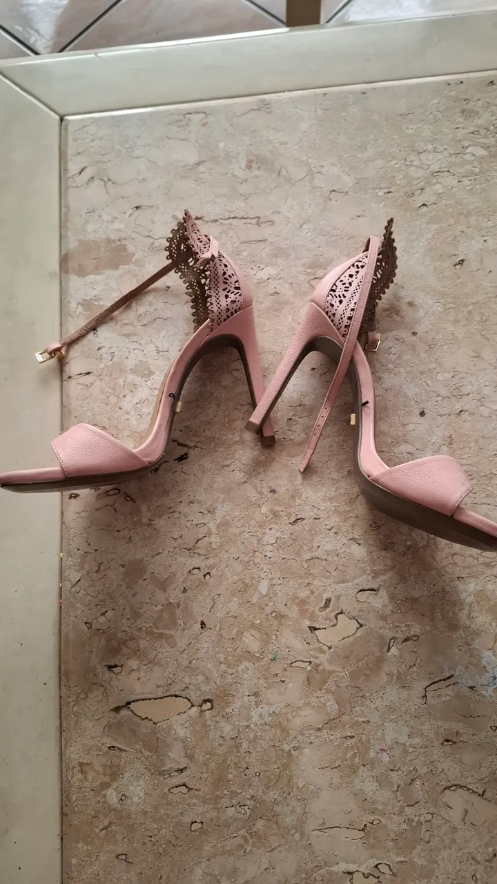 Salto Rosa com Detalhes em Renda lança perfume