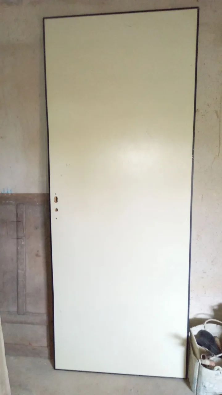 Porta de madeira com design clássico