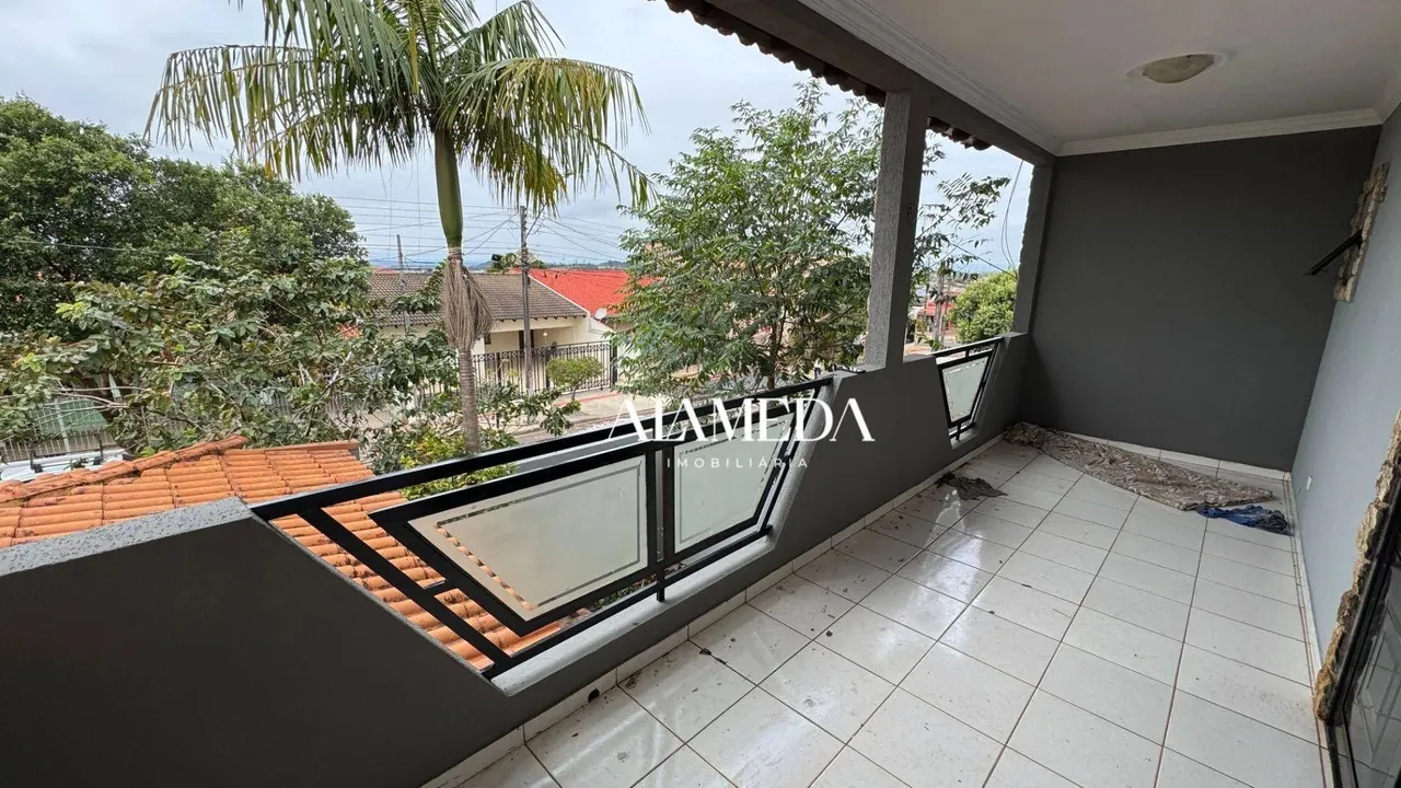 Casa com 5 Quartos sendo 1 Suíte com Armário na Cozinha na Região Leste para alugar, 190 m