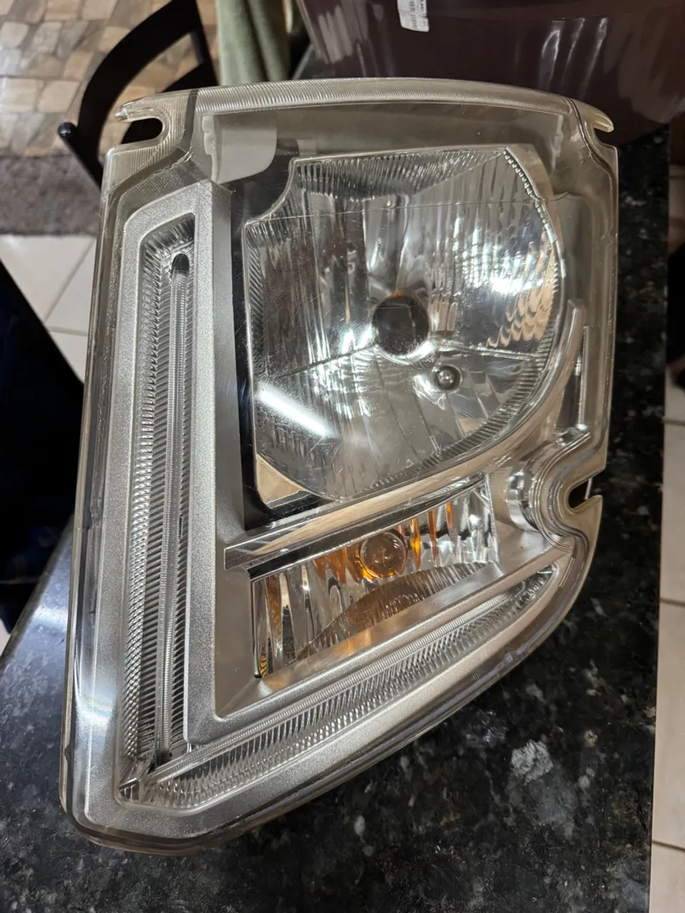 Farol Volvo VM 330 21/22 com led 