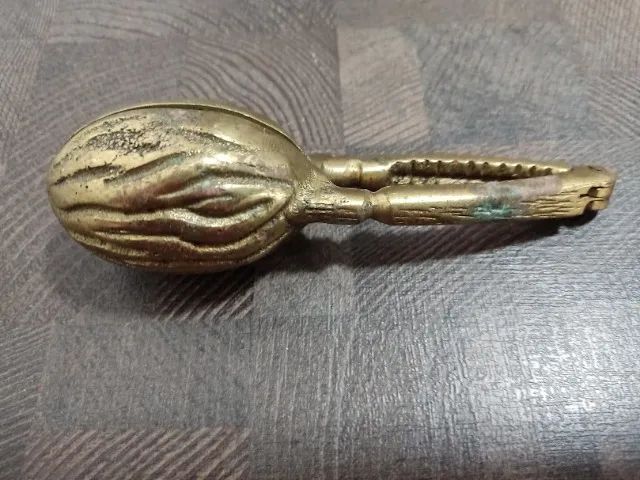 Antigo Quebra Nozes Em Bronze (Usado)
