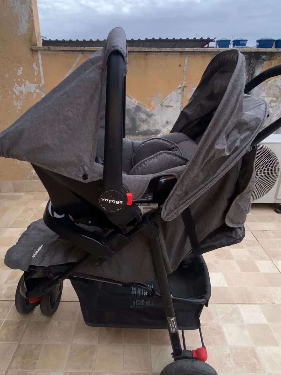 Carrinho de bebê com bebê conforto  - Foto 2