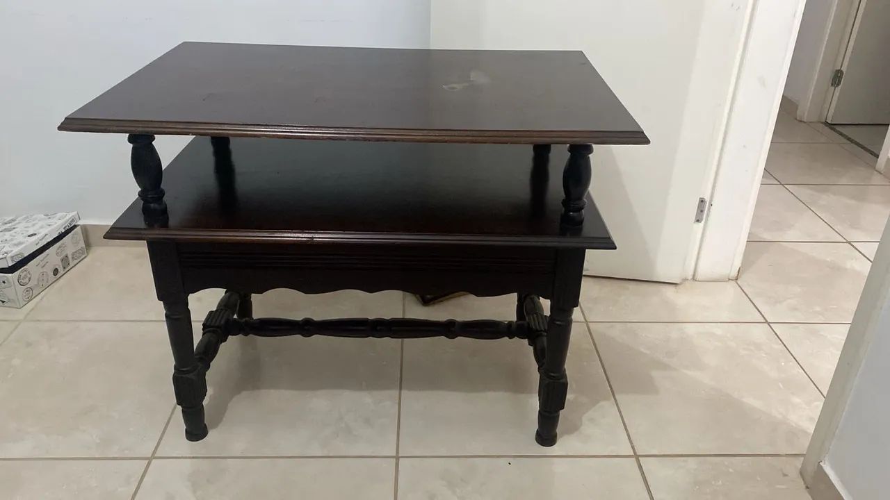 Mesa de Canto em Madeira Escura