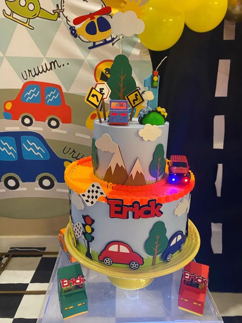 Bolo fake Carrinhos para 1 Ano