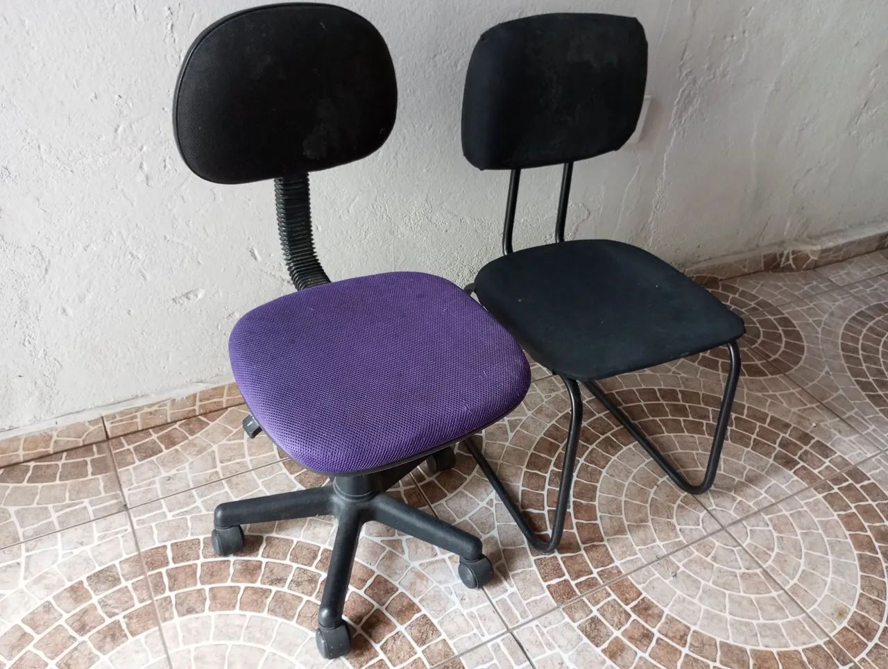 Duas Cadeiras de Escritório em - Preta e Roxa Usada Bom para quebrar galho 