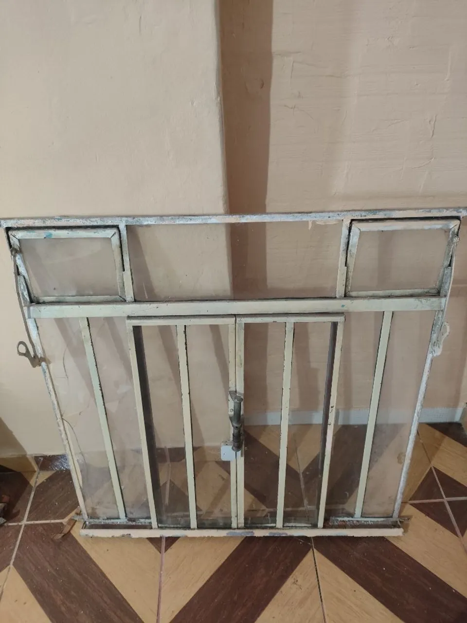 Janela com grade de proteção antiga 80,00 reais.