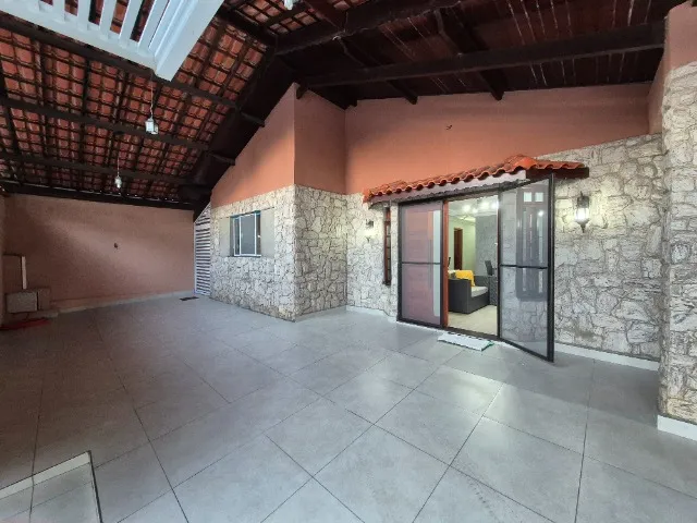 Casa para locação na praia de Mongaguá 3 quartos, com piscina.