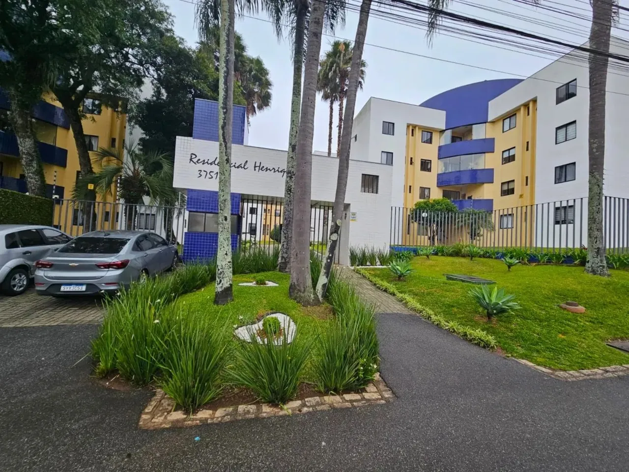 Apartamento com 3 quartos para alugar por R$ 2300.00, 73.25 m2 - XAXIM - CURITIBA/PR