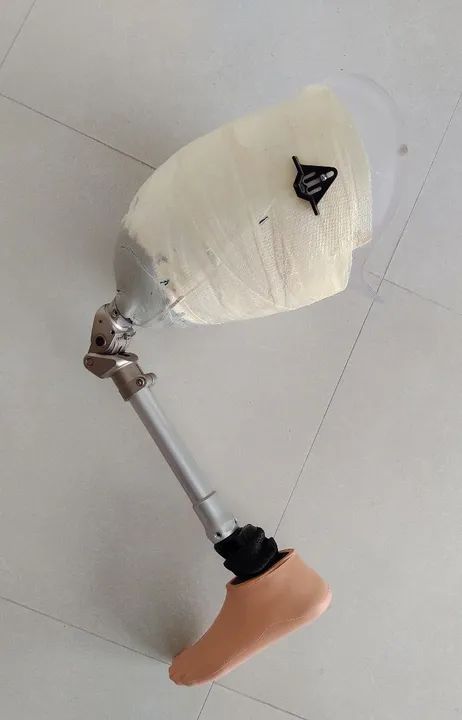 Prótese endoesquelética para amputação transfemural64309140807042123