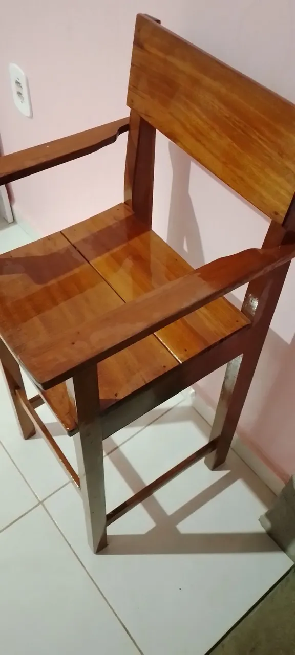 Cadeira de madeira com braços