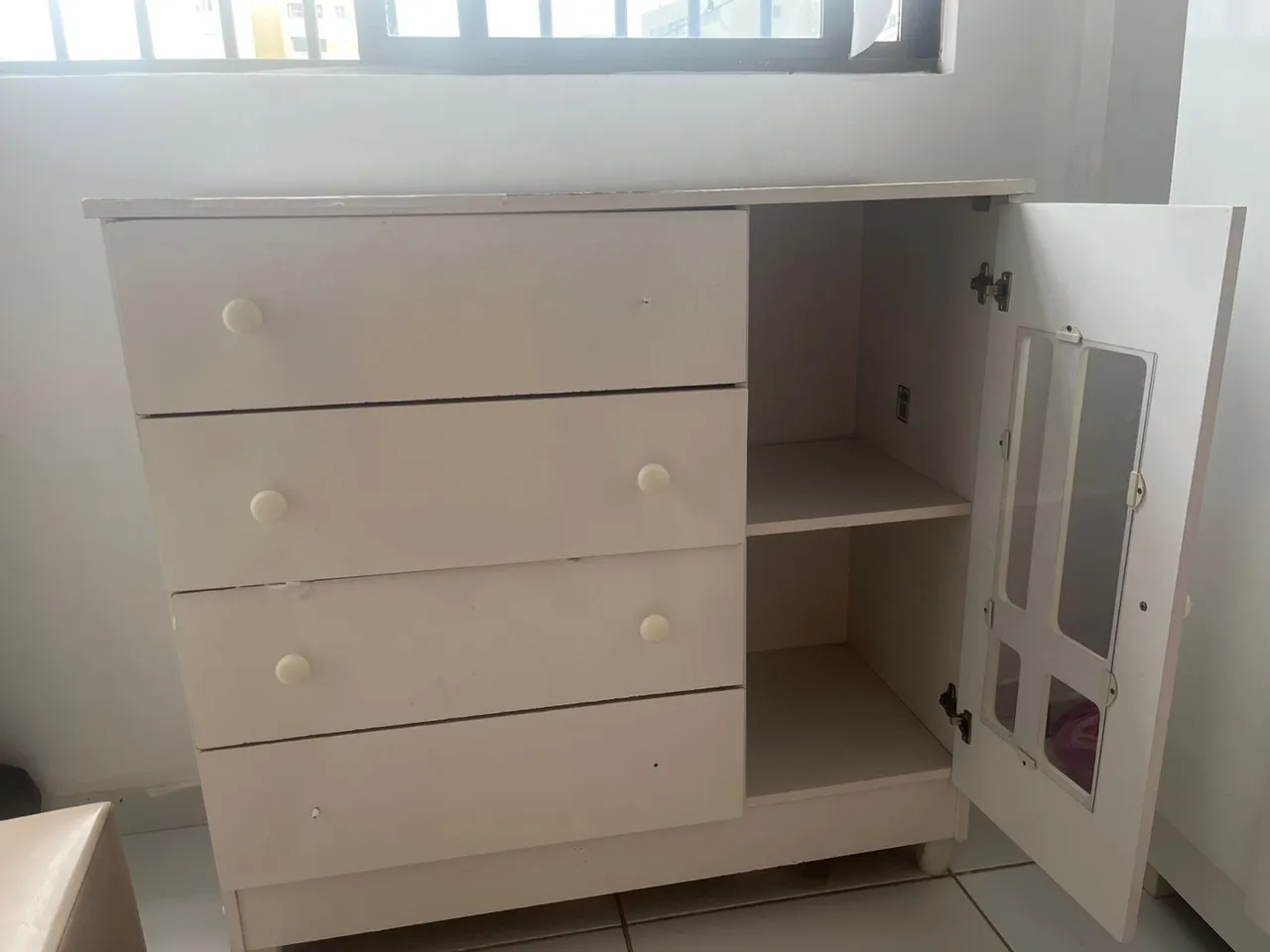 Cômoda Infantil com 4 gavetas e porta lateral