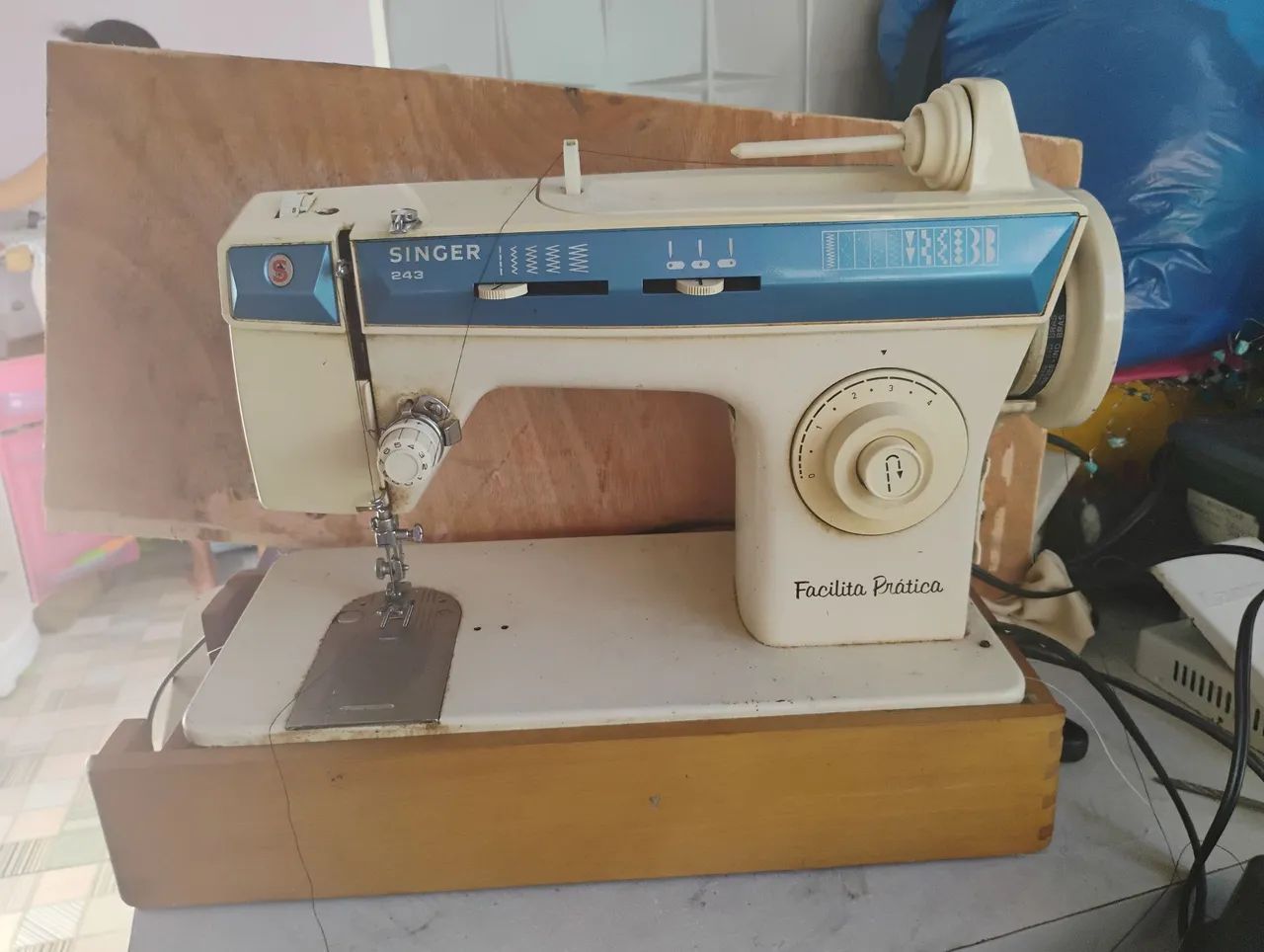 Máquina de Costura Singer 243 - Foto 2