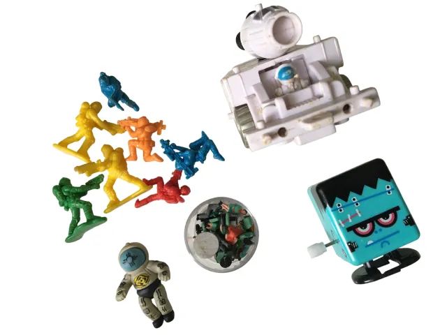 lote com brinquedos e bonequinhos - Foto 2